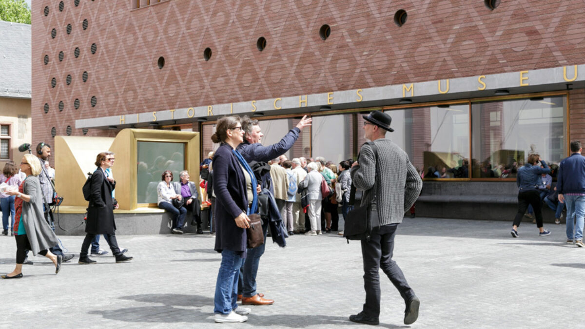 Menschen vor dem historischen Museum Frankfurt