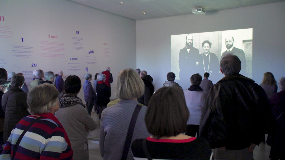 Fondation Beyeler Der junge Picasso Multimediaraum mit Besuchern